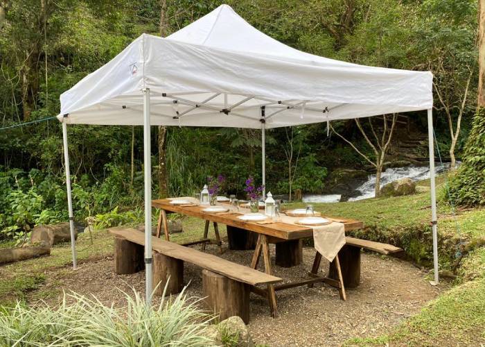 Mesa de picnic con toldo