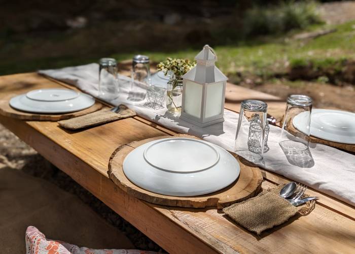 mesa de picnic con vajilla